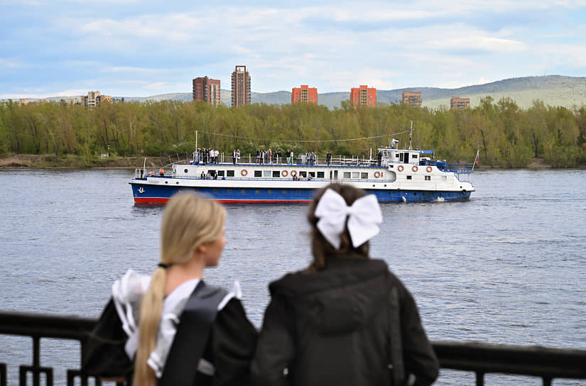 Выпускники школ на Центральной набережной реки Енисея в Красноярске во время праздника Последнего звонка