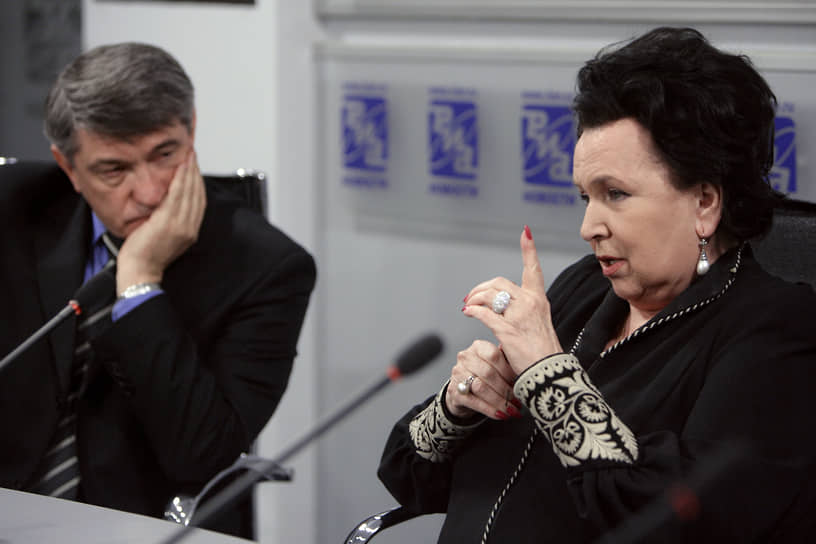 На главную роль в фильме «Александра», действие которого разворачивается в Чеченской Республике, Александр Сокуров пригласил оперную певицу Галину Вишневскую. На фото — с Галиной Вишневской на пресс-конференции, посвященной выходу в российский прокат фильма «Александра». Москва, ноябрь 2007 года
