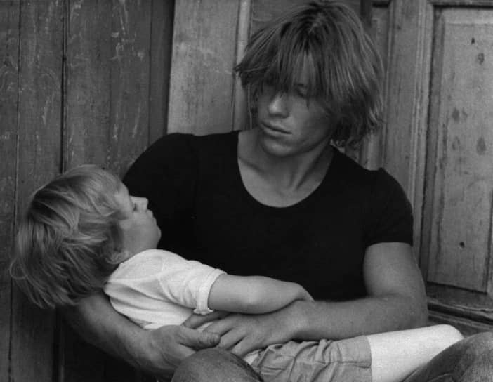 Картина «Дни затмения» (на фото — кадр из фильма), которую режиссер снял в 1988 году по мотивам повести братьев Аркадия и Бориса Стругацких «За миллиард лет до конца света», была включена в список ста лучших фильмов за всю историю отечественного кинематографа