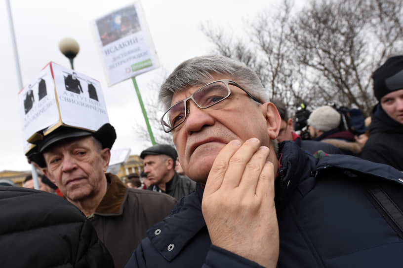 Александр Сокуров известен своей активной гражданской позицией. Режиссер высказывался за включение в российскую Конституцию положения о недопустимости применения армии против соседних государств, предлагал отпустить народы, которые «более не хотят жить с нами в одном государстве», выступал против задержания подростков и женщин, участвующих в несанкционированных общественных акциях и митингах. С декабря 2018 года режиссер входит в состав Совета при президенте России по развитию гражданского общества и правам человека. На фото — Александр Сокуров на митинге в защиту Исаакиевского собора. Санкт-Петербург, март 2017 года