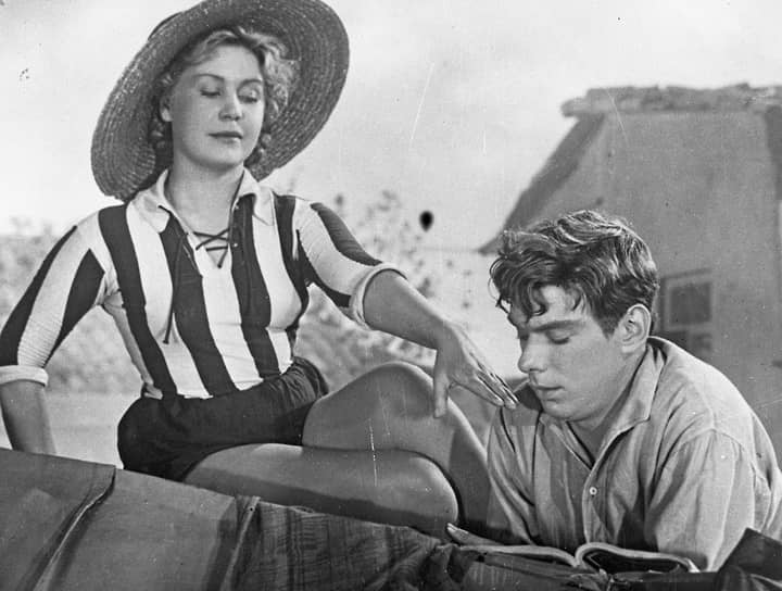 Роль Варвары Степановой в фильме Иосифа Хейфица «Дорогой мой человек» Инна Макарова называла одной из любимых. В этой роли ей удалось прожить целую судьбу: показать, как взбалмошная адмиральская дочка постепенно превращается во взрослую женщину, которая осознает цену своих и чужих поступков. На фото: Инна Макарова и Алексей Баталов в фильме «Дорогой мой человек». Ленфильм, 1958 год