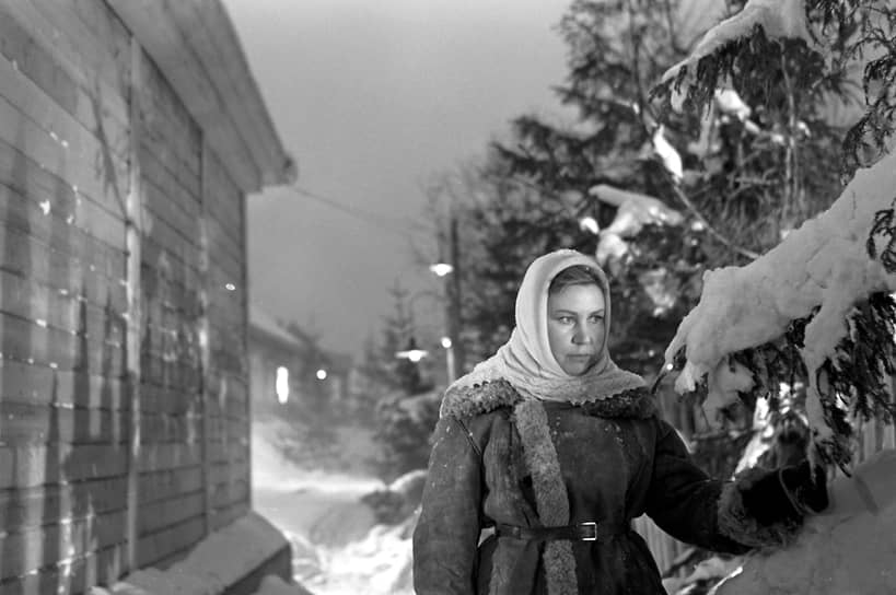 Инна Макарова родилась 28 июля 1926 года в городе Тайга (Сибирский край, ныне Кемеровская область) в семье радиодиктора и писателя Владимира Макарова и литературного редактора-корреспондента Анны Герман. Детство и юность будущей актрисы прошли в Новосибирске. В четвертом классе школы она записалась в драмкружок в Доме художественного воспитания детей, где в годы войны преподавали эвакуированные из Ленинграда театральные деятели. «Сколотив» артистическую бригаду, Инна с подругами выступала в госпиталях перед ранеными. На фото: Инна Макарова в фильме режиссера Юрия Чулюкина «Девчата». Мосфильм, 1961 год
