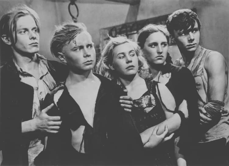 По окончании школы, в 1943 году, Инна Макарова поступила во Всесоюзный государственный институт кинематографии, находившийся в то время в Алма-Ате в эвакуации. Училась в мастерской Сергея Герасимова и Тамары Макаровой, где ее одногруппниками были Сергей Бондарчук, Клара Лучко, Евгений Моргунов, Людмила Шагалова и Татьяна Лиознова. Инна Макарова дебютировала в кино в 1948 году в роли Любы Шевцовой в фильме Сергея Герасимова «Молодая гвардия» по одноименному роману Александра Фадеева. За эту работу актриса была удостоена Сталинской премии первой степени. На фото (слева направо): Борис Битюков, Владимир Иванов, Инна Макарова, Нонна Мордюкова и Сергей Гурзо в фильме «Молодая гвардия»