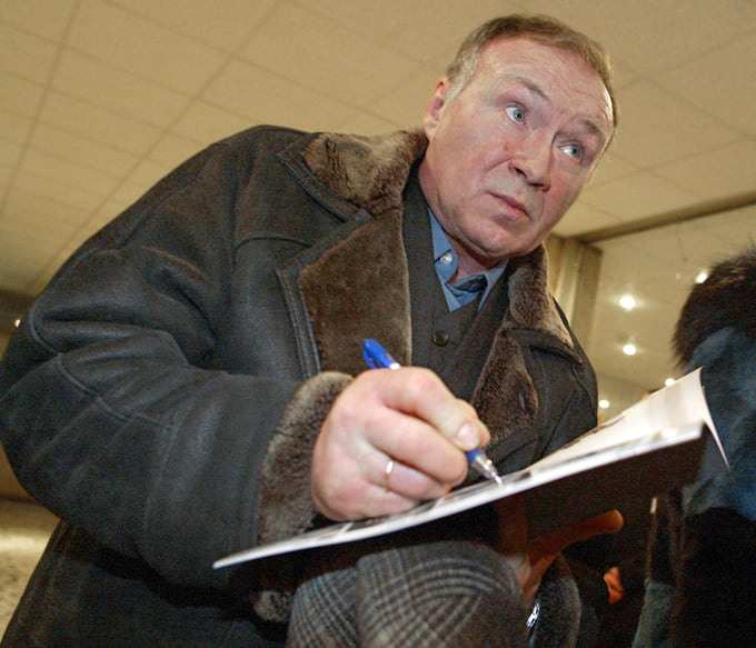 Юрий Кузнецов раздает автографы после церемонии награждения лауреатов актерской премии «Созвездие» в Союзе кинематографистов. Москва, декабрь 2002 года