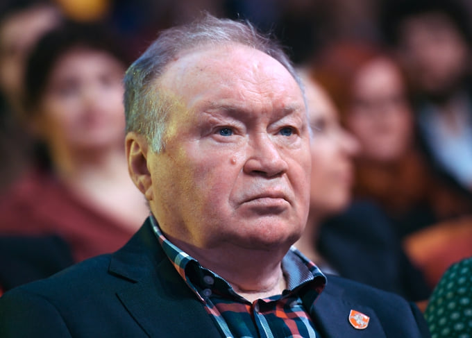 Юрий Кузнецов родился в Абакане, в Хакасии. Его отец служил в милиции, а мать была домохозяйкой. Будущий актер воспитывался вместе с тремя старшими сестрами. В школьные годы Юрий увлекся театром, посещал драмкружок. Это хобби, шутил он позднее, позволяло выпрашивать у учителей тройки по алгебре, геометрии и физике. Ведь артисту цифры не нужны. На фото: Юрий Кузнецов на XXXII церемонии вручения кинематографической премии «Ника». Москва, 2019 год