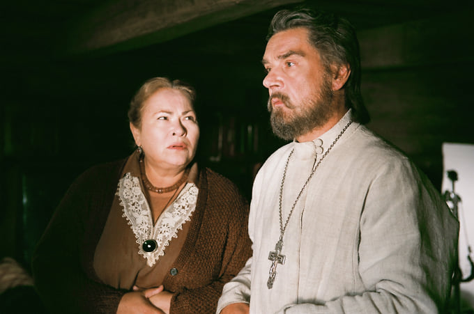 Нина Усатова, сыгравшая знаковую роль матушки Алевтины в исторической драме «Поп» (2009), признавалась, что эта работа потребовала от нее максимальной внутренней тишины. Режиссер Владимир Хотиненко видел в ее героине оплот веры и смирения всего прихода в годы немецкой оккупации. Усатова долго сомневалась, справится ли с духовной глубиной роли, но после съемок назвала эту работу важнейшим рубежом своей кинематографической зрелости