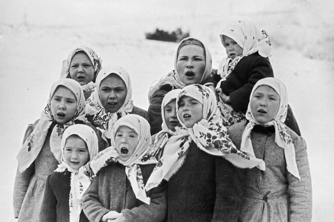 Нина Усатова родилась 1 октября 1951 года на станции Малиновое Озеро Михайловского района Алтайского края. Позже семья переехала в Курганскую область, где будущая актриса окончила среднюю школу №30 в Кургане. Именно там, в школьном кружке, началось ее увлечение сценой. Актриса вспоминала, что сибирский характер — основательный, терпеливый и честный — сформировал ее творческую природу задолго до того, как она профессионально вышла на театральные подмостки. На фото: Актриса Нина Усатова в роли жены Незнама в кадре из музыкальной комедии-притчи Сергея Овчарова «Небывальщина». Лубочная картина, снятая на киностудии «Ленфильм» по мотивам русского фольклора, стала дебютом актрисы в полнометражном кинематографе и определила ее ключевое экранное амплуа, 1983 год