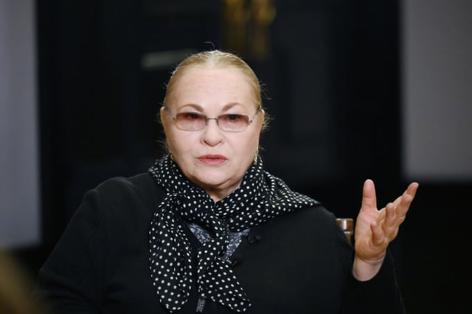 «Я никогда не играла просто "баб". Я всегда искала в них внутренний стержень, ту глубинную крестьянскую мудрость, на которой земля держится. Мои героини могут быть нелепыми, жесткими, смешными, но они никогда не бывают пустыми. В каждой из них — судьба, которую нужно оправдать»