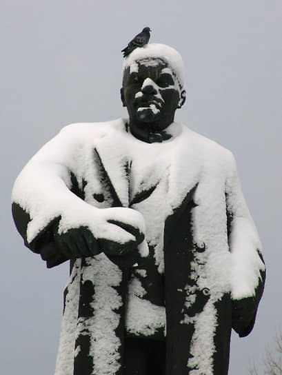 Памятник В. И. Ленину в сквере театра оперы и балета, 2006 год