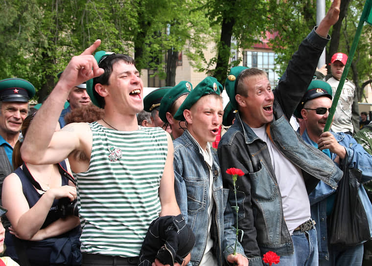 День пограничника. Митинг у памятника бойцам Уральского добровольческого танкового корпуса, 2009 год