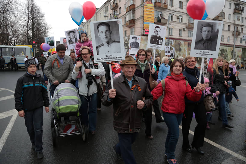 На фото: участники акции, Пермь, 9 мая 2014 года