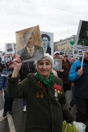 C 2013 года в Прикамье проходит акция «Бессмертный полк». Почтить память своих героев выходят десятки тысяч человек. На фото: участница акции, Пермь, 9 мая 2014 года