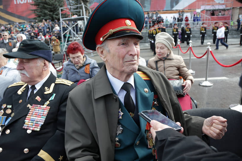 Главные участники праздника — ветераны. На фото: Герой Советского Союза Василий Астафьев (1919–2022), участник Советско-финской и Великой Отечественной войн
