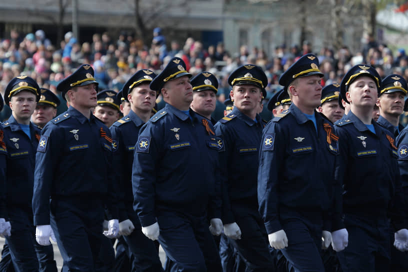На фото: военнослужащие Пермского истребительного авиаполка. Пермь, 9 мая 2017 года