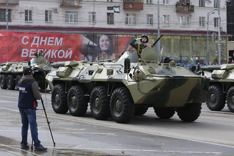 C 2000-х годов в пермском параде принимает участие военная техника. На фото: колонна БТР-80, Пермь, 9 мая 2017 года