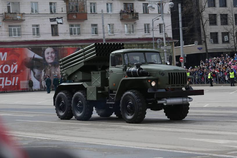 На фото: реактивная система залпового огня БМ-21 «Град». Пермь 9 мая 2017 года