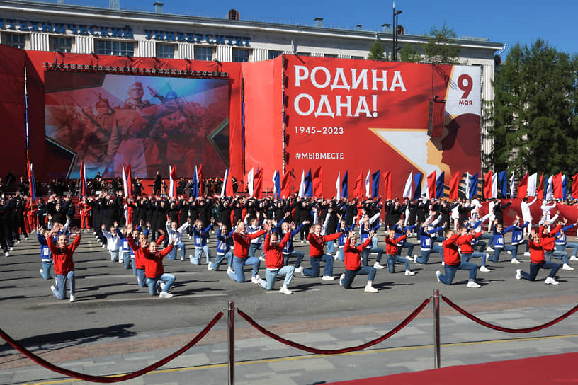 Отличительная черта пермского парада — красочные театрализованные представления. На фото: артисты исполняют номер. Пермь, 9 мая 2017 года