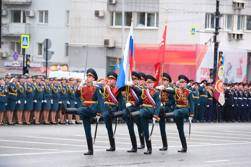 На фото: знаменная группа курсантов Пермского военного института войск национальной гвардии. Пермь, 9 мая 2017 года