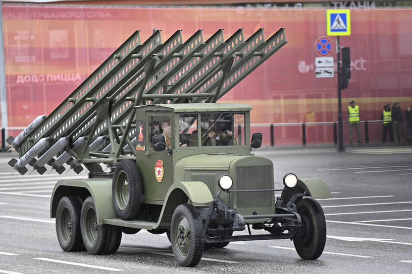 На фото: гвардейский миномет БМ-13 «Катюша». Вместе с современными образцами вооружений в параде принимает участие и техника времен войны. Пермь, 9 мая 2023 года
