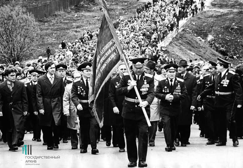 На фото: колонна ветеранов на Егошихинском воинском кладбище. Пермь, 9 мая 1981 года