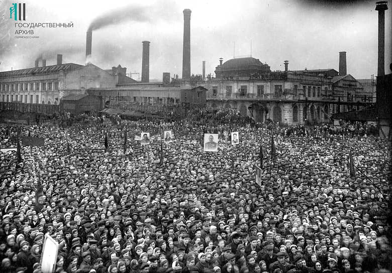 9 мая 1945 года для каждого жителя Молотовской области стало одним из самых важных и радостных дней в жизни. Будущий первый секретарь Пермского обкома КПСС Борис Коноплев вспоминал о нем так: «День Победы 9 мая 1945 года — я хорошо помню этот день. Мы его ждали. Весь народ этого ждал. Ощущение, что День Победы близок, возникло сразу после Сталинградской битвы. Если вспоминать про сам день 9 Мая и чувства, которые возникли после того, как Левитан объявил, что все, война закончилась,— это невозможно передать словами. Это был всеобщий подъем». На фото: митинг рабочих завода им. Ленина (сейчас «Мотовилихинские заводы»). Молотов, 9 мая 1945 года (в описании исторических фото используются материалы Государственного архива Пермского края)