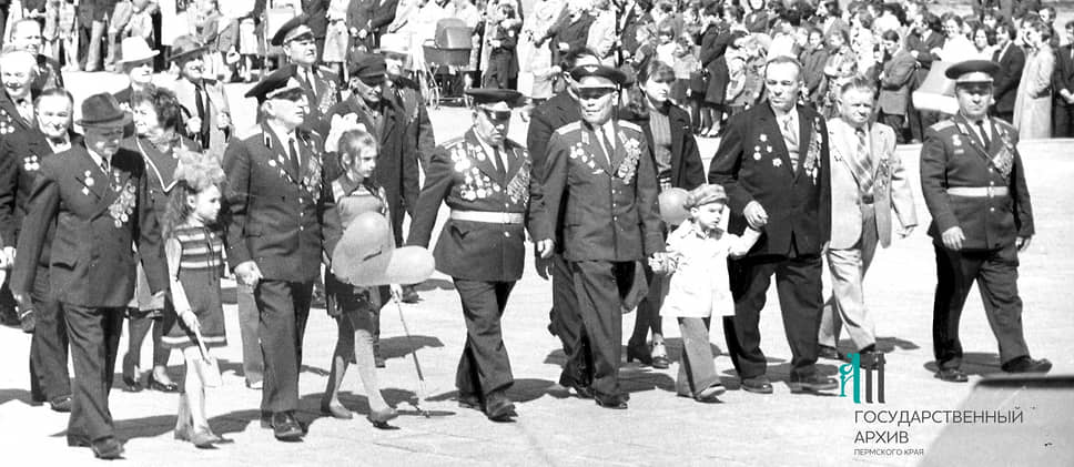 В 1965 году 9 мая становится в СССР праздничным выходным днем. Торжественные мероприятия проходят во всех населенных пунктах Советского Союза. Их главные герои — фронтовики. На фото: ветераны с детьми на параде Победы. Пермь, 9 мая 1970 года