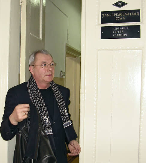 В 2000 году мэром Перми был избран Аркадий Каменев, считавшийся человеком из команды Юрия Трутнева. Свой трудовой путь будущий мэр начинал токарем на Юго-Камском машиностроительном заводе. После армии устроился в милицию, где с должности участкового на станции Ферма вырос до начальника УВД областного центра. В декабре 2000 года принял участие в выборах главы Перми, опередив своего ближайшего соперника Геннадия Тушнолобова всего лишь на несколько сотен голосов. Став главой города, Аркадий Каменев сформировал новую команду городских управленцев, преимущественно из бывших милиционеров. При Аркадии Каменеве в Перми началось реформирование системы жилищно-коммунального хозяйства. Большие изменения произошли и в системе муниципального транспорта. Практически было ликвидировано МУП «Пермгорэлектротранс», обслуживанием всех городских автобусных маршрутов занялись частные предприниматели. В бытность Аркадия Каменева мэром был установлен памятник основателю Перми Василию Татищеву и вновь заработал фонтан перед драматическим театром. В начале 2005 года у правоохранительных органов возникли претензии к Аркадию Каменеву, его обвинили в нарушениях при сделках с муниципальным имуществом. В конце 2005 года господин Каменев добровольно ушел с поста мэра, заняв должность вице-губернатора Пермской области, но весной 2006 года окончательно ушел в отставку