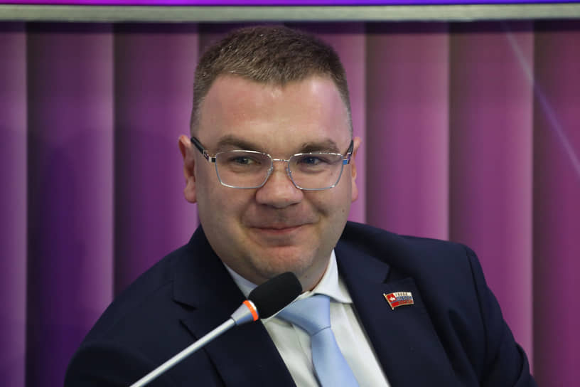Уроженец Лысьвы Эдуард Соснин стал главой Перми 28 августа 2023 года. До прихода в политику был известным в Лысьве бизнесменом, занимался производством вешалок и других товаров под брендом «Деревянная мануфактура Соснина». В марте 2020 года был назначен министром экономического развития и инвестиций Пермского края, а спустя три года избран депутатами Пермской городской думы главой города. За время его работы в мэрии были завершены проекты, запланированные к 300-летию Перми. Продолжаются мероприятия, направленные на благоустройство городской среды