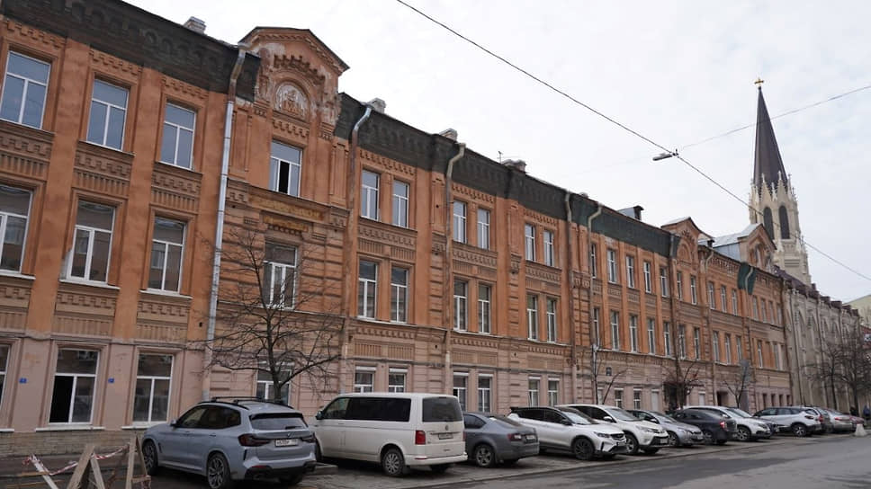 Здание бывшей Елизаветинской богадельни на Васильевском острове, где обнаружили историческую живопись