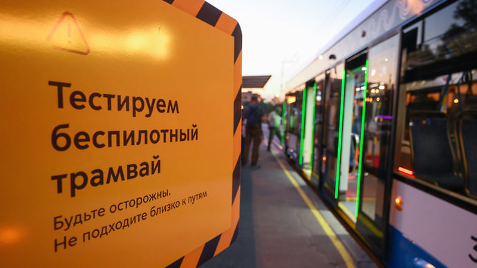 В Петербурге не планируют убирать водителей из беспилотных трамваев