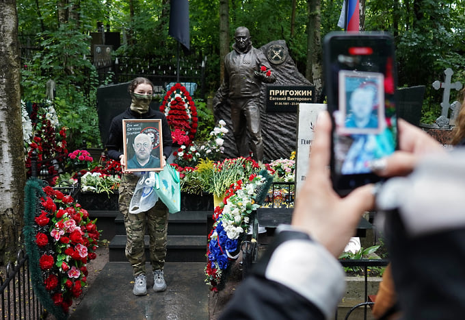 На Пороховское кладбище с самого приходят соратники Пригожина
