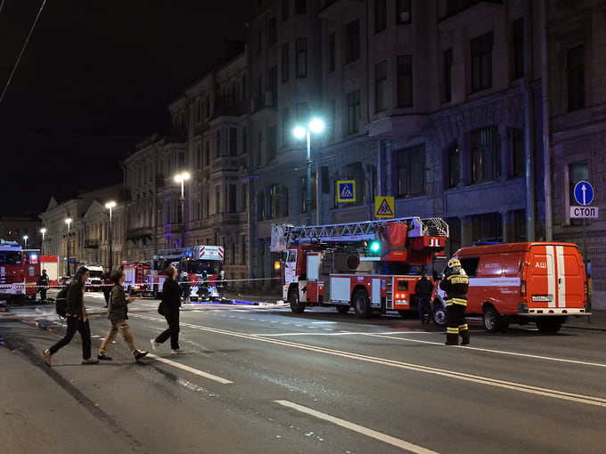 На Васильевском острове тушат пожар в здании рядом с журфаком СПбГУ
