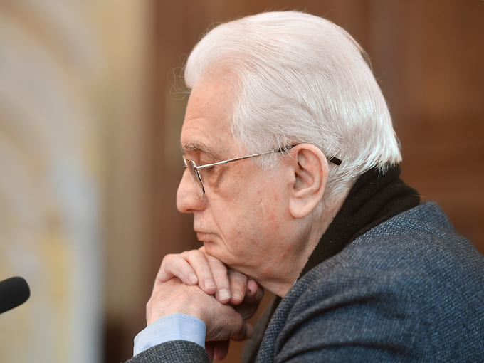 Пиотровский не возразил против сходства бального зала Белого дома с Георгиевским залом Эрмитажа