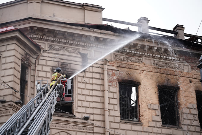Дом Миллера на Исаакиевской площади в Петербурге после пожара