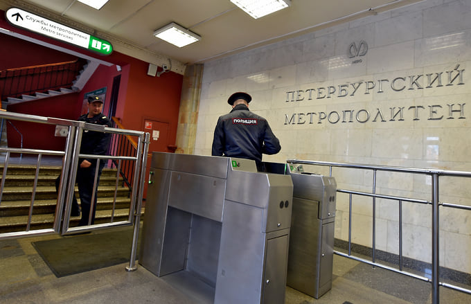 В переходе станции «Проспект Славы» задержали мужчину за действия в отношении несовершеннолетней