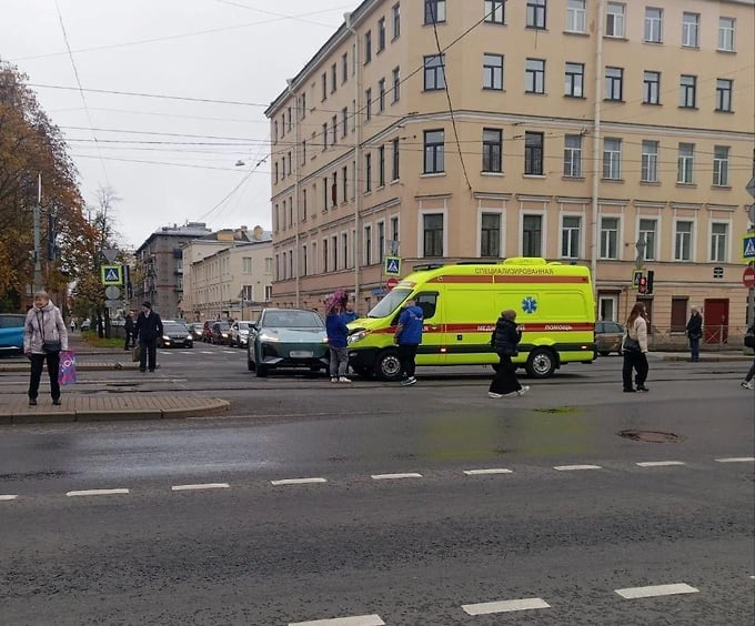 В Петербурге ДТП со скорой помощью вызвало затор из трамваев и автобусов