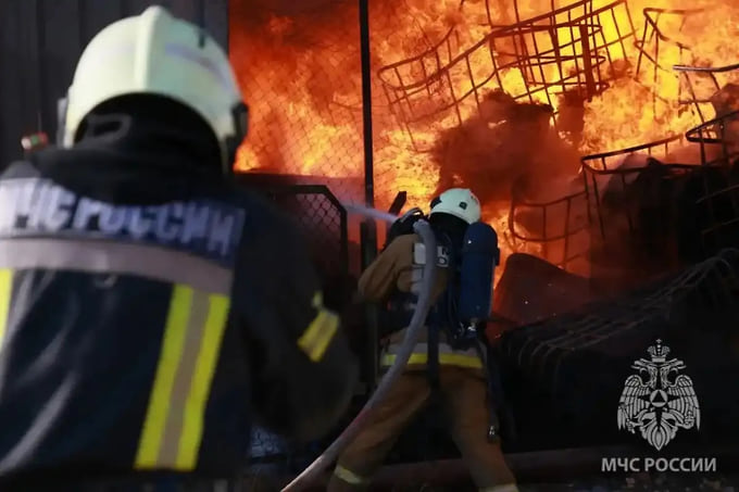 Пожар на территории завода «Трансвит» в Великом Новгороде тушили семь часов