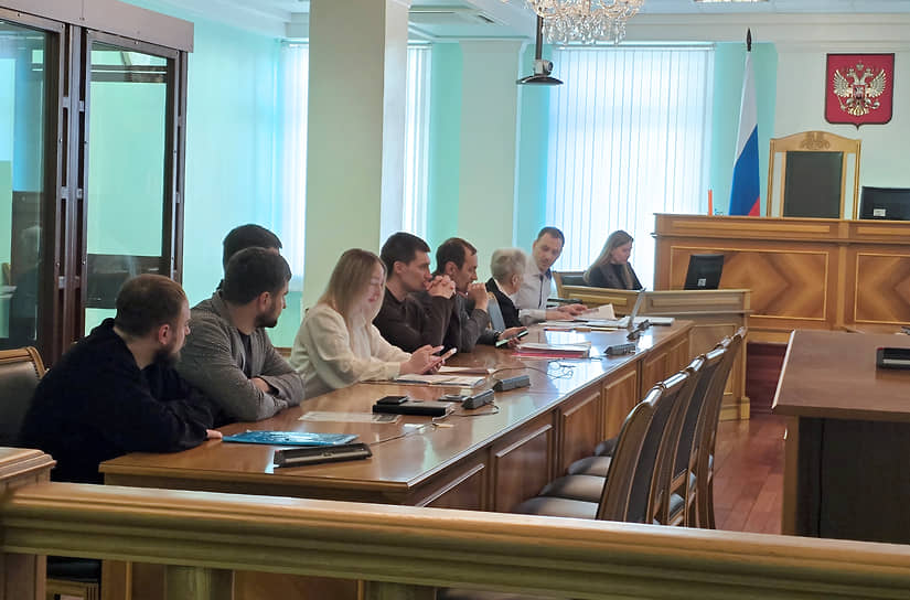 Подсудимым инкриминируют осквернение памятников и других мемориальных сооружений, увековечивающих память погибших при защите Отечества или его интересов либо посвященных дням воинской славы России