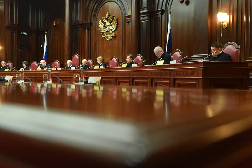 КС РФ провозгласил, что право на предварительное и равноценное возмещение при принудительном отчуждении имущества для публичных нужд является гарантией частной собственности и при этом отражает справедливый баланс частных и публичных интересов