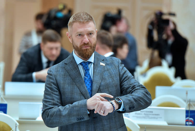 Сентябрь 2025. Депутат Александр Малькевич в Законодательном собрании. На фоне уголовного дела отделение «Единой России» приостановило членство парламентария в партии. При этом депутат продолжал числиться в одноименной фракции и посещать пленарные заседания ЗакСа
