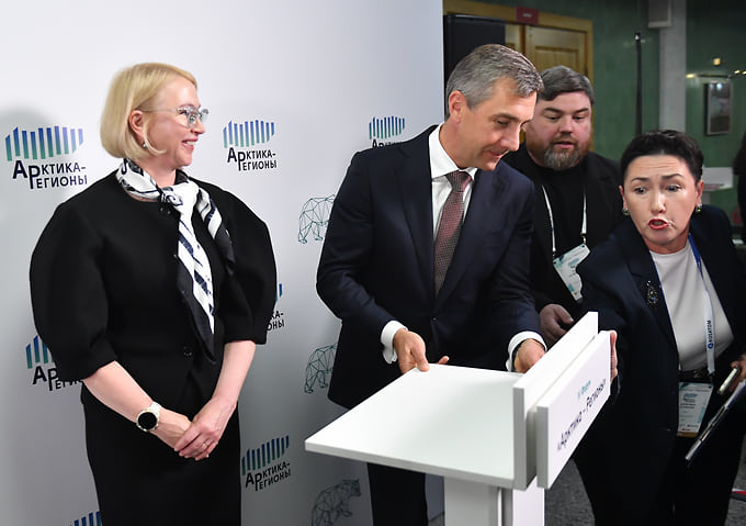 Губернатор Ненецкого автономного округа Ирина Гехт (слева), вице-президент ПАО «Ростелеком» Александр Логинов (второй слева) и руководитель пресс-центра Санкт-Петербургского РИЦ ТАСС Алефтина Сатикова (справа) во время работы форума