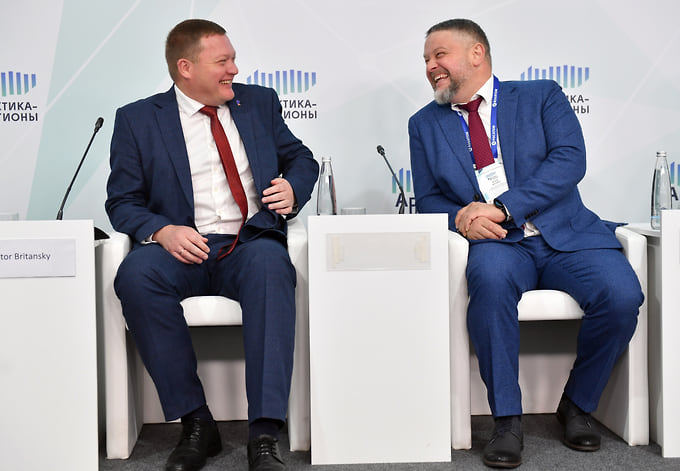 Директор Архангельского филиала ПАО «Ростелеком» Виктор Британский (слева) и исполняющий обязанности министра связи и информационных технологий Архангельской области Илья Шелюк