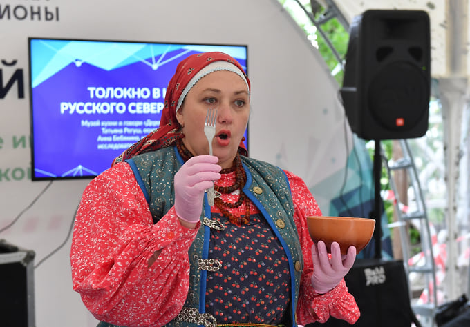 Ведущая бесплатного мастер-класса по приготовлению старинного холодного блюда дежень в интерактивном шатре «Русский Север» в рамках форума