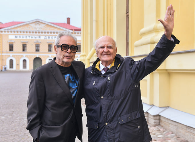Президент Александринского театра Валерий Фокин (слева) и актер Николай Мартон перед началом церемонии возложения цветов на надгробие основательницам театра императрицам Елизавете Петровне и Александре Федоровне в соборе Святых Петра и Павла