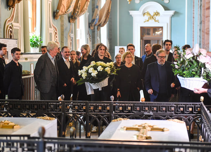 Церемония возложения цветов на надгробие императрицам Елизавете Петровне и Александре Федоровне в соборе Святых Петра и Павла
