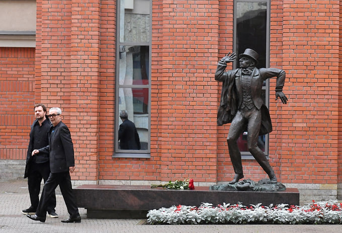 Президент Александринского театра Валерий Фокин (справа) и художественный руководитель Александринского театра Никита Кобелев возле памятника режиссеру Всеволоду Мейерхольду у здания Новой сцены имени Вс. Мейерхольда