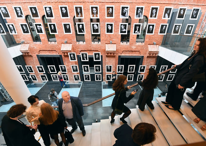 Церемония открытия фотовыставки, посвященной актерам и режиссерам театра на Новой сцене имени Вс. Мейерхольда
