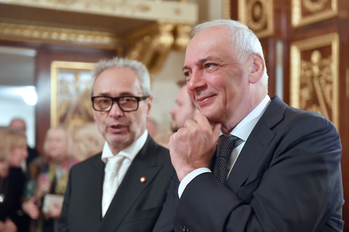 Президент Александринского театра Валерий Фокин (слева) и заместитель руководителя администрации президента России Магомедсалам Магомедов во время торжественного вечера в Царском фойе