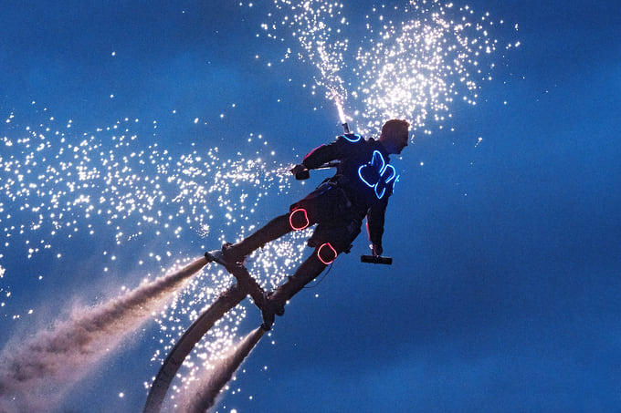 Фестиваль «DreamFest 2026» в Юсуповском саду. Выступление флайбордиста