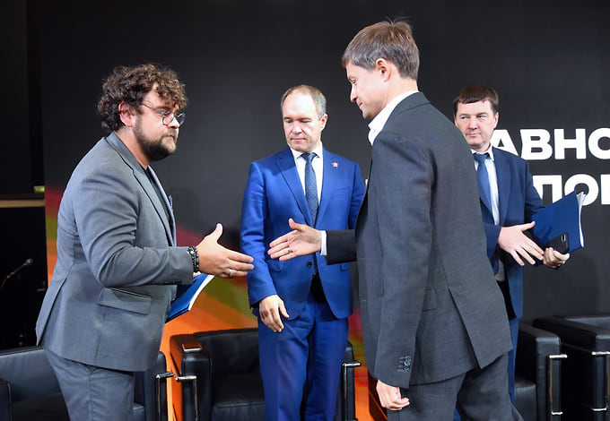 Слева направо: директор по региональному развитию ИД «Коммерсантъ» Александр Щелканов, глава комитета по промышленной политике, инновациям и торговле Санкт-Петербурга Александр Ситов, управляющий головным отделением Сбербанка по Санкт-Петербургу Алексей Ушенин и заместитель директора департамента региональной промышленной политики Минпромторга РФ Владимир Мостовой перед началом панельной сессии «Технологическое лидерство: синергия власти, бизнеса и цифровых решений»